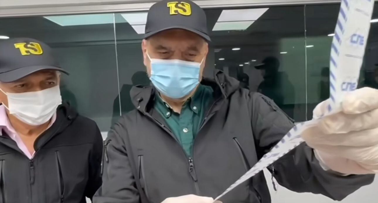 El Vicerrector Académico de la USB, Victor Theoktisto, de camisa verde en la imagen, es quien tiene una cercanía más evidente con el PSUV y el régimen.