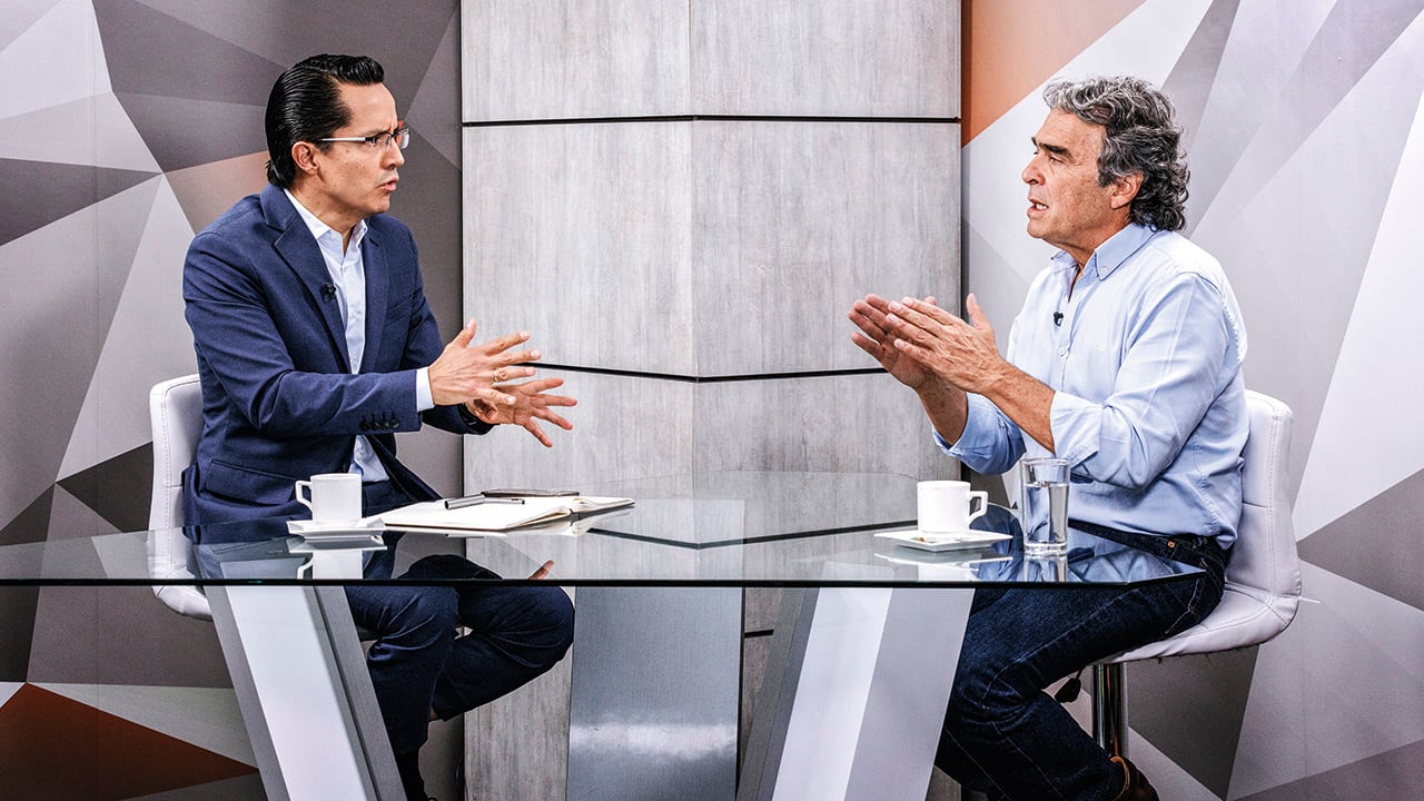 En diálogo con Yesid Lancheros, director de SEMANA, Sergio Fajardo dijo: “Aquí hay encuestas para todo. La persona que tiene la mayor capacidad de derrotar a Cepeda se llama Sergio Fajardo. Faltan cuatro meses, es una eternidad”. 