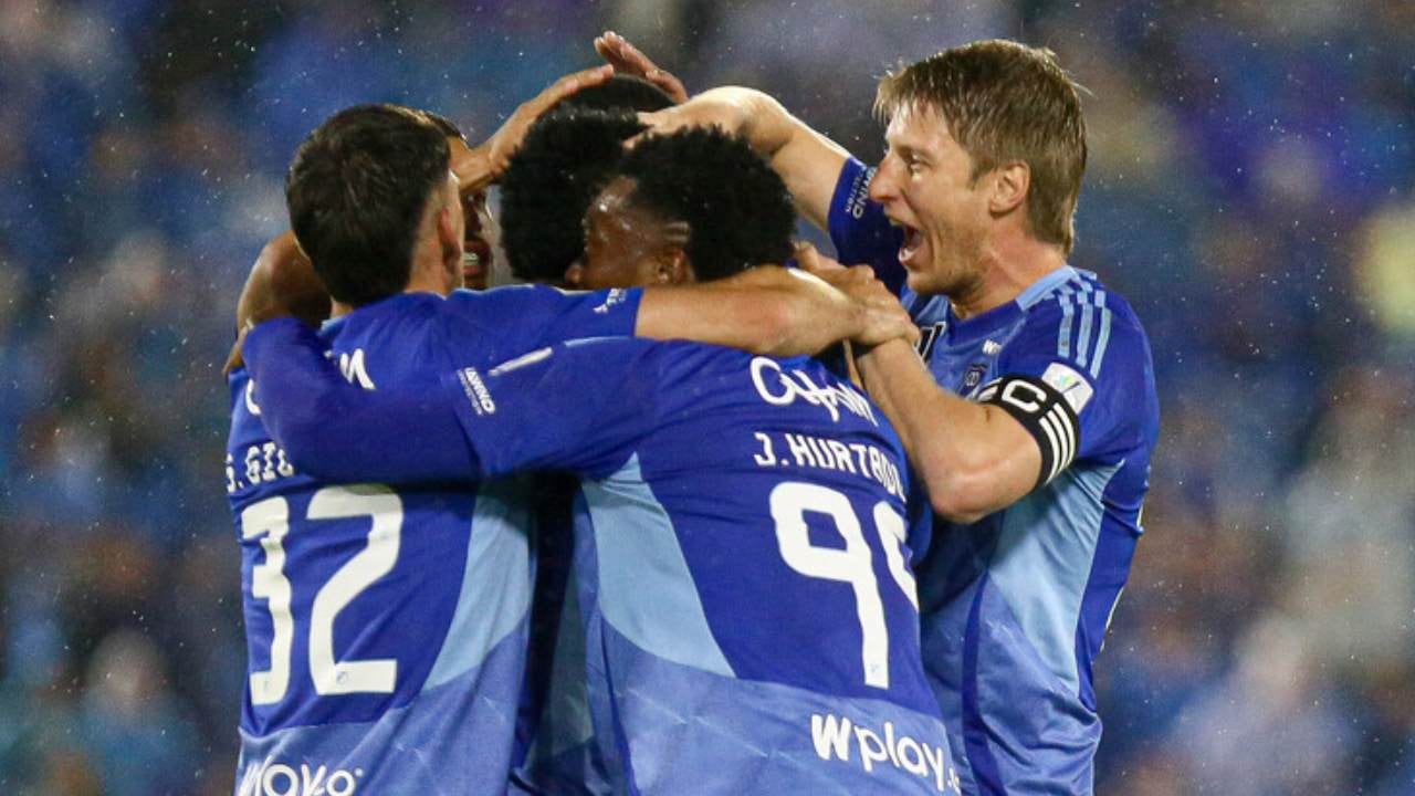 Jugadores de Millonarios celebran un gol.