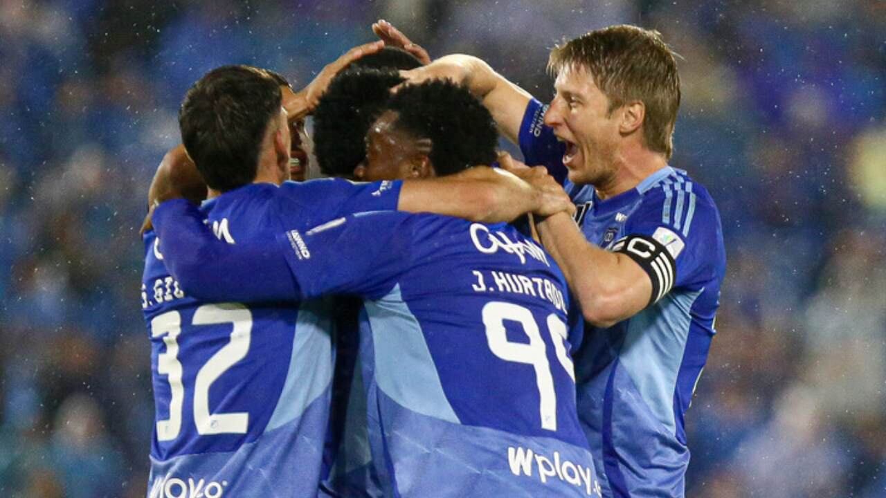 Jugadores de Millonarios celebran un gol.