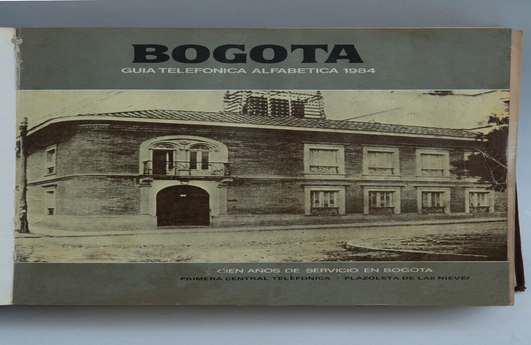 Esta es la primera guía telefónica que circuló en Bogotá, en 1984, 100 años después de que ETB empezara a operar en Colombia. La imagen de portada es precisamente el primer edificio donde funcionó la ETB.