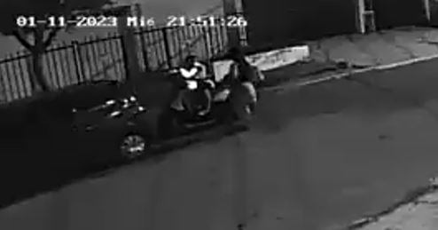 Las dos víctimas se encontraban hablando cuando fueron intimidadas por estos sujetos.