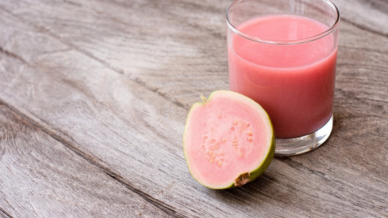 La guayaba tiene propiedades saludables para el organismo, entre estas, ayuda a reducir los niveles de azúcar en la sangre.