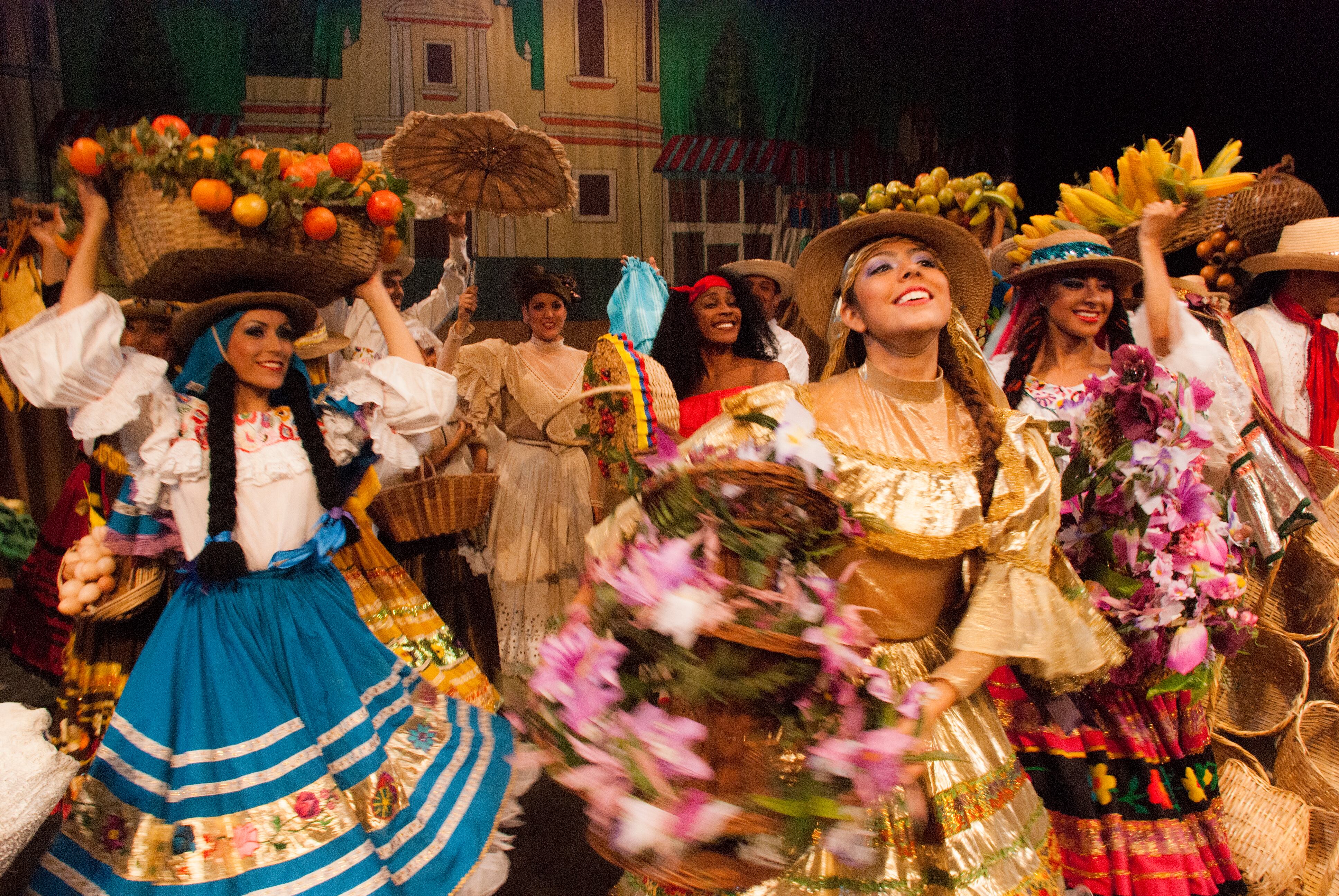 Más de 50 artistas en escena, entre bailarines y músicos en vivo, le darán vida a un espectáculo con repertorios de gran exigencia escénica, con el fin de mostrar la riqueza de la cultura colombiana y la multiplicidad de razas de los territorios.