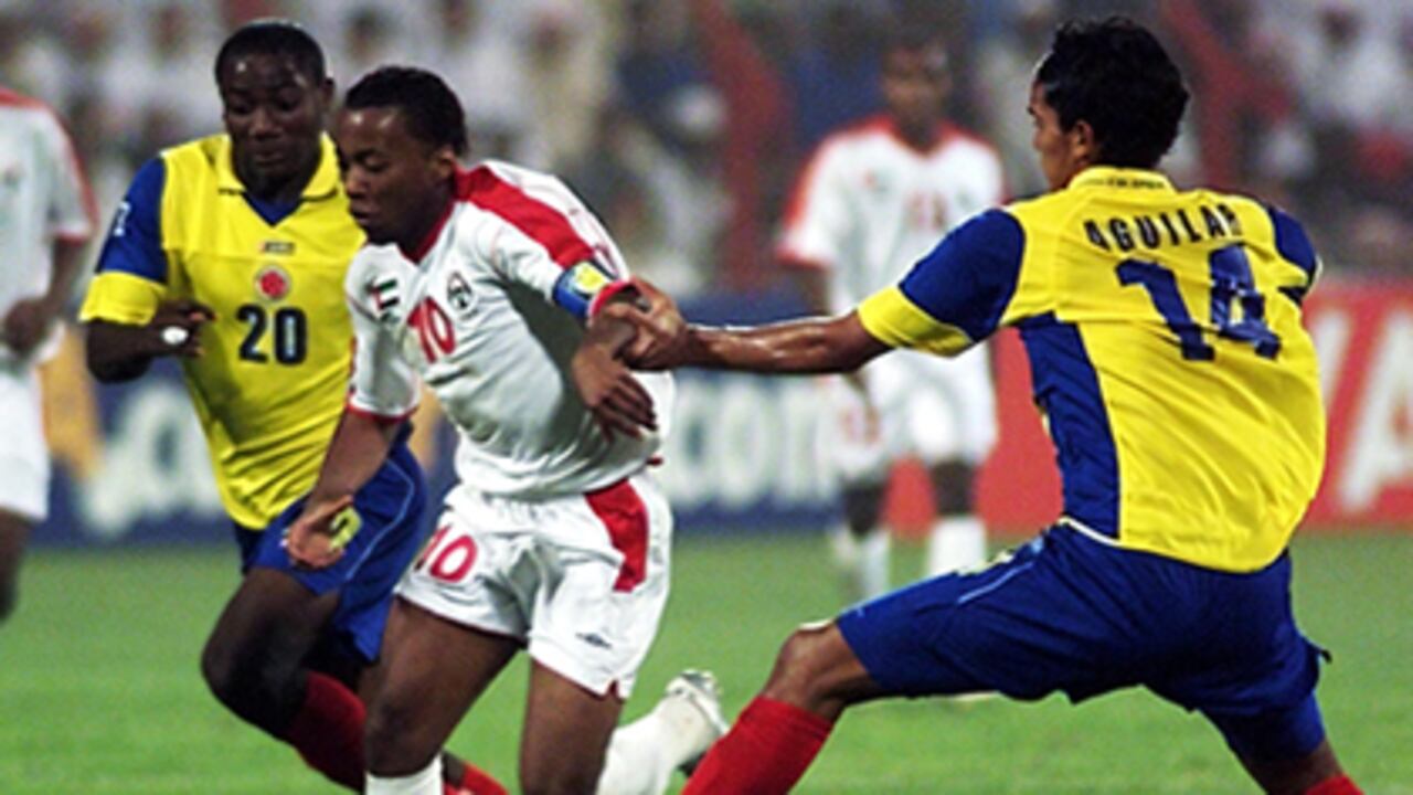 Matar Ismail (C) de Emiratos disputa el balón con los colombianos Avimiled Rivas (I) y Abel Aguilar (D) durante el Mundial de Emiratos Árabes en el año 2003.