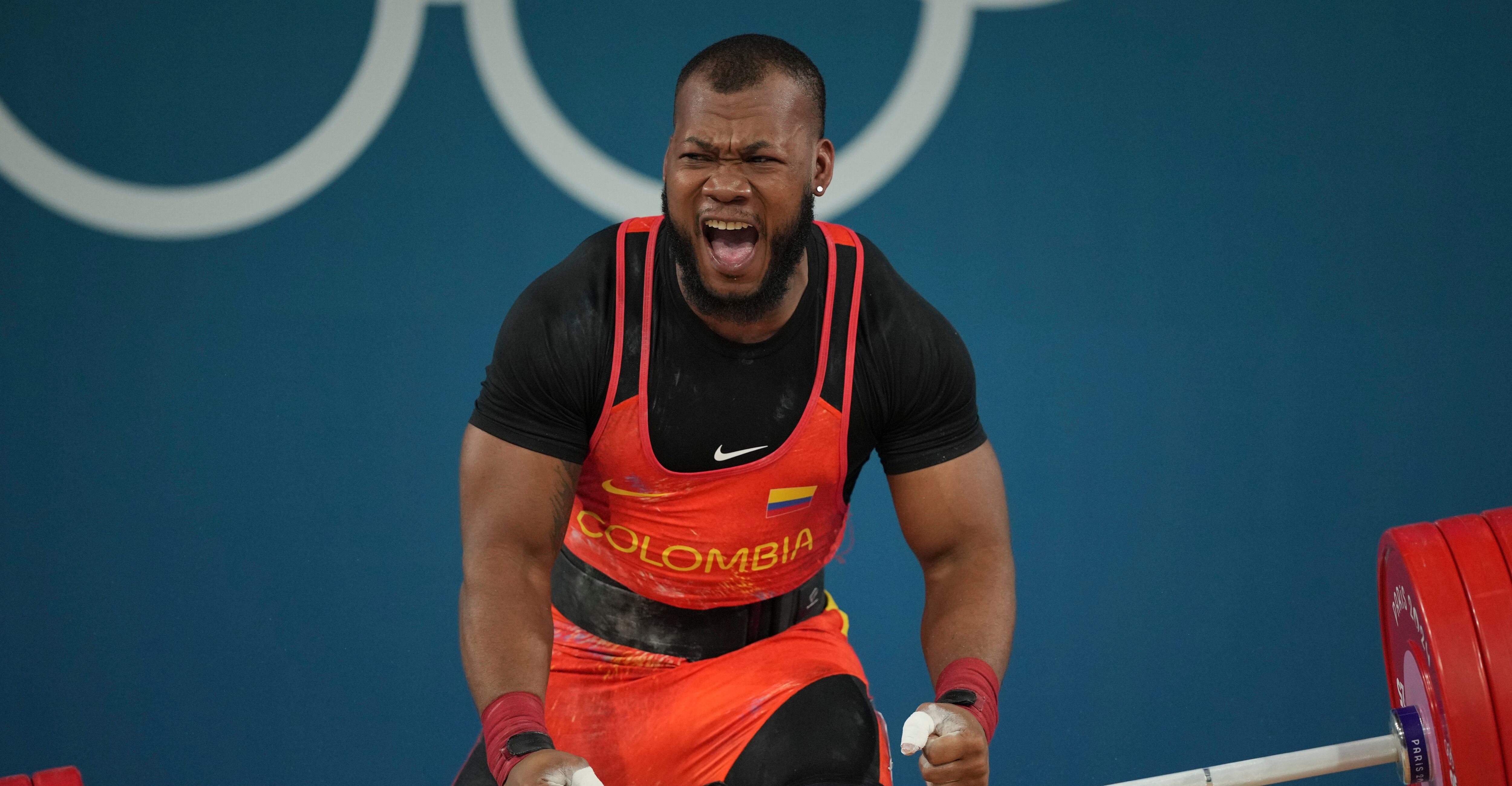 Yeison López de Colombia celebra después de levantar con éxito su medalla de oro en la prueba de halterofilia de 89 kg en los Juegos Olímpicos de Verano de 2024, el viernes 9 de agosto de 2024, en París, Francia. (Foto AP/Kin Cheung)