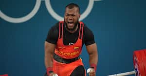 Yeison López de Colombia celebra después de levantar con éxito su medalla de oro en la prueba de halterofilia de 89 kg en los Juegos Olímpicos de Verano de 2024, el viernes 9 de agosto de 2024, en París, Francia. (Foto AP/Kin Cheung)