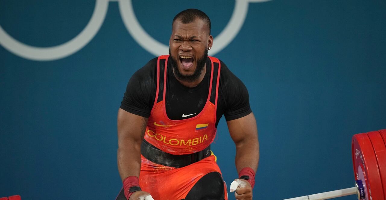 Yeison López de Colombia celebra después de levantar con éxito su medalla de oro en la prueba de halterofilia de 89 kg en los Juegos Olímpicos de Verano de 2024, el viernes 9 de agosto de 2024, en París, Francia. (Foto AP/Kin Cheung)