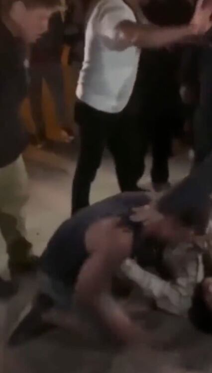 En el piso e indefensos, los Marines recibieron una fuerte paliza