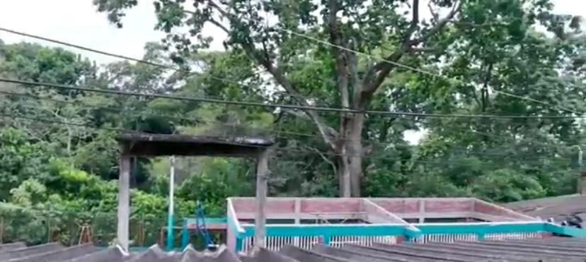 Dos salones están sin techo y los estudiantes deben recibir clases en el restaurante del colegio