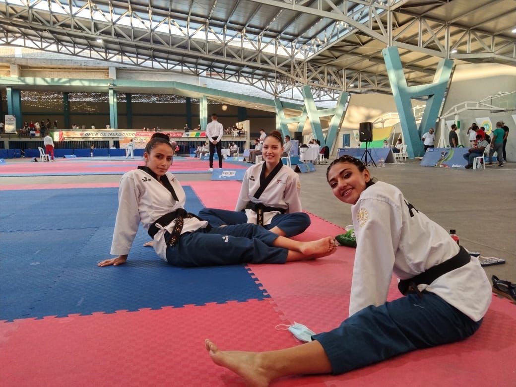 Mary Sol Echeverry Torres,   Tatiana León Valencia  y Dariana Suache Arias buscan recursos para ir al mundial de Taekwondo del 21 al 24 de abril. Para eso hacen rifas, fiestas con cover, una vaki y venden porciones de arroz chino.