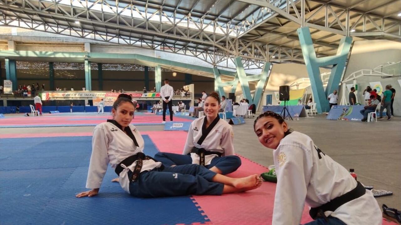 Mary Sol Echeverry Torres, Tatiana León Valencia y Dariana Suache Arias buscan recursos para ir al mundial de Taekwondo del 21 al 24 de abril. Para eso hacen rifas, fiestas con cover, una vaki y venden porciones de arroz chino.
