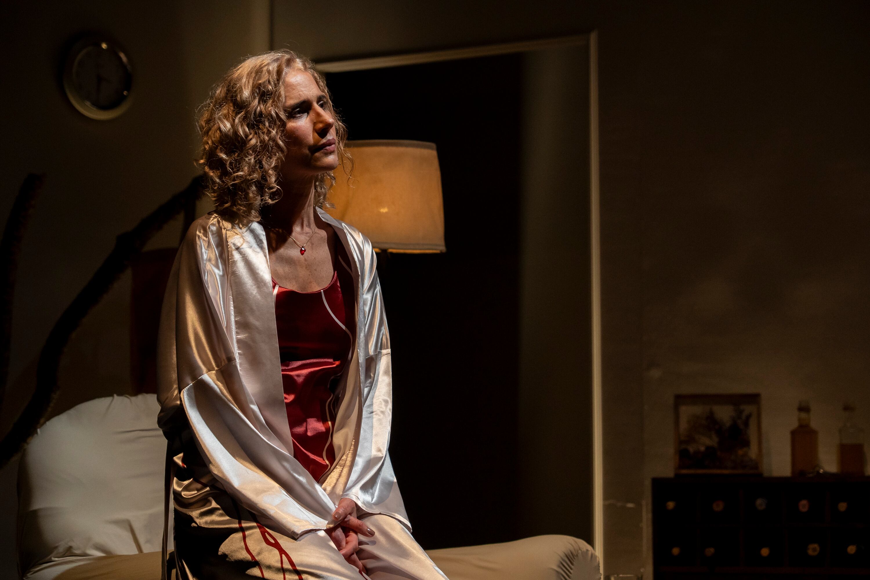 En una conversación íntima, Marcela y Santiago (Tatiana Rentería y Sebastián Moya) conjuran el momento en que el amor materno se enfrenta al dolor de soltar. Foto: Andrés Uribe Naranjo