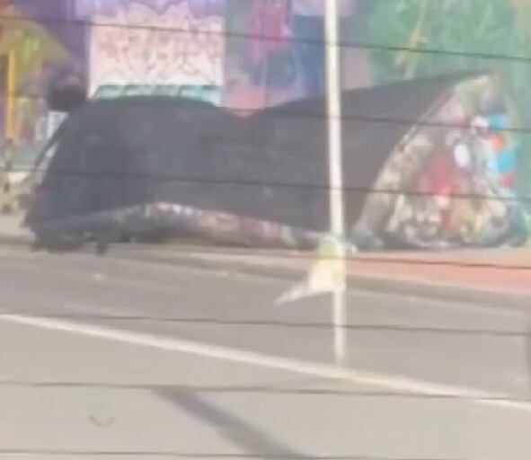 Inflable que voló por la avenida Guayacenes.