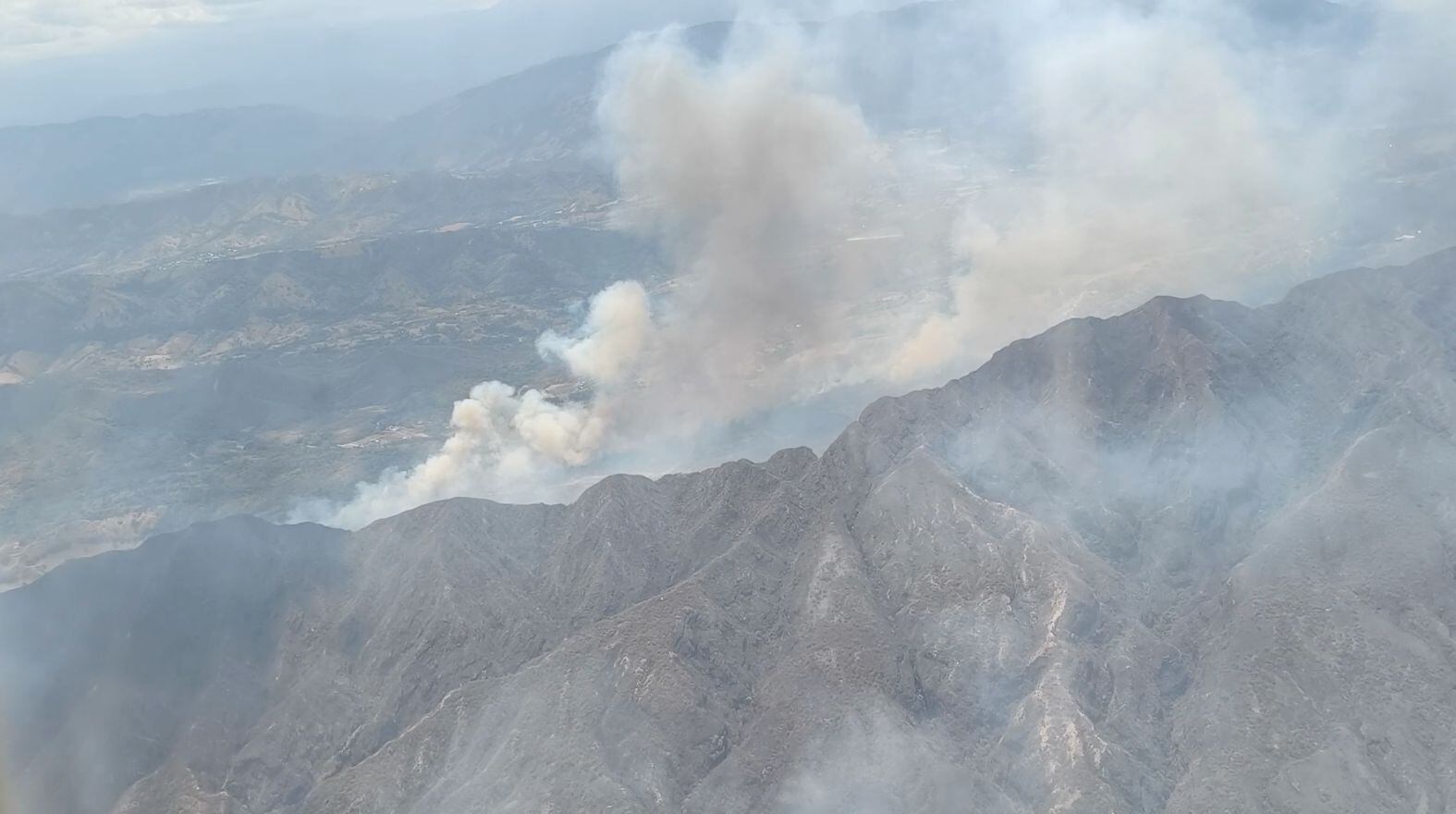 La nube de humo provocada por el incendio.