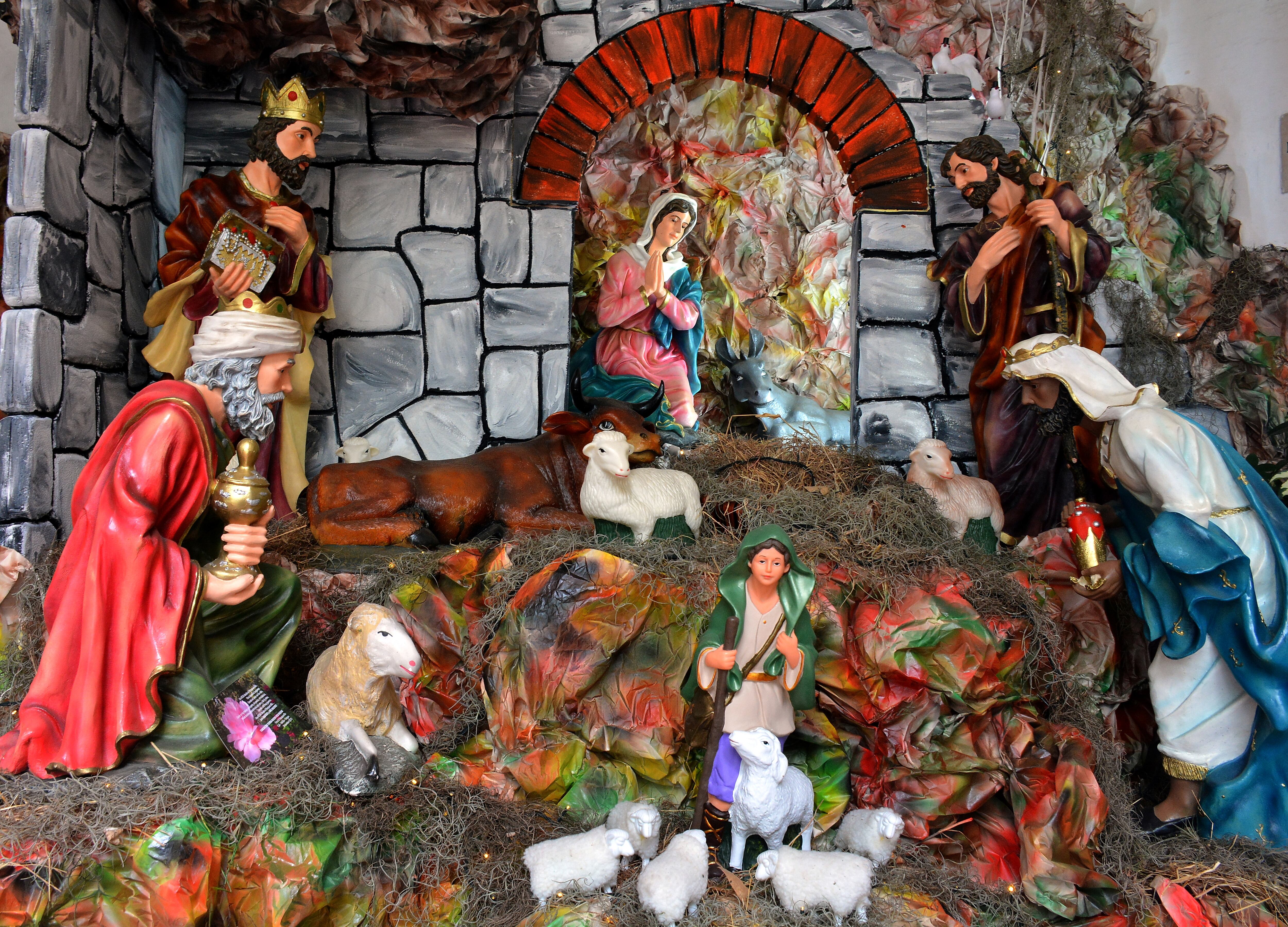 Estos son algunos de los pesebres de la tradición católica, que fue inventada por San Francisco de Asís, el santo de la humildad y de la pobreza, en la Navidad de 1223, en el pueblo de Greccio, Italia. Fue San Francisco de Asís el que recreó el nacimiento de Jesús narrado en la Biblia. En un pesebre, reunió a gente del pueblo y a animales. Así yació el primer pesebre en la historia.