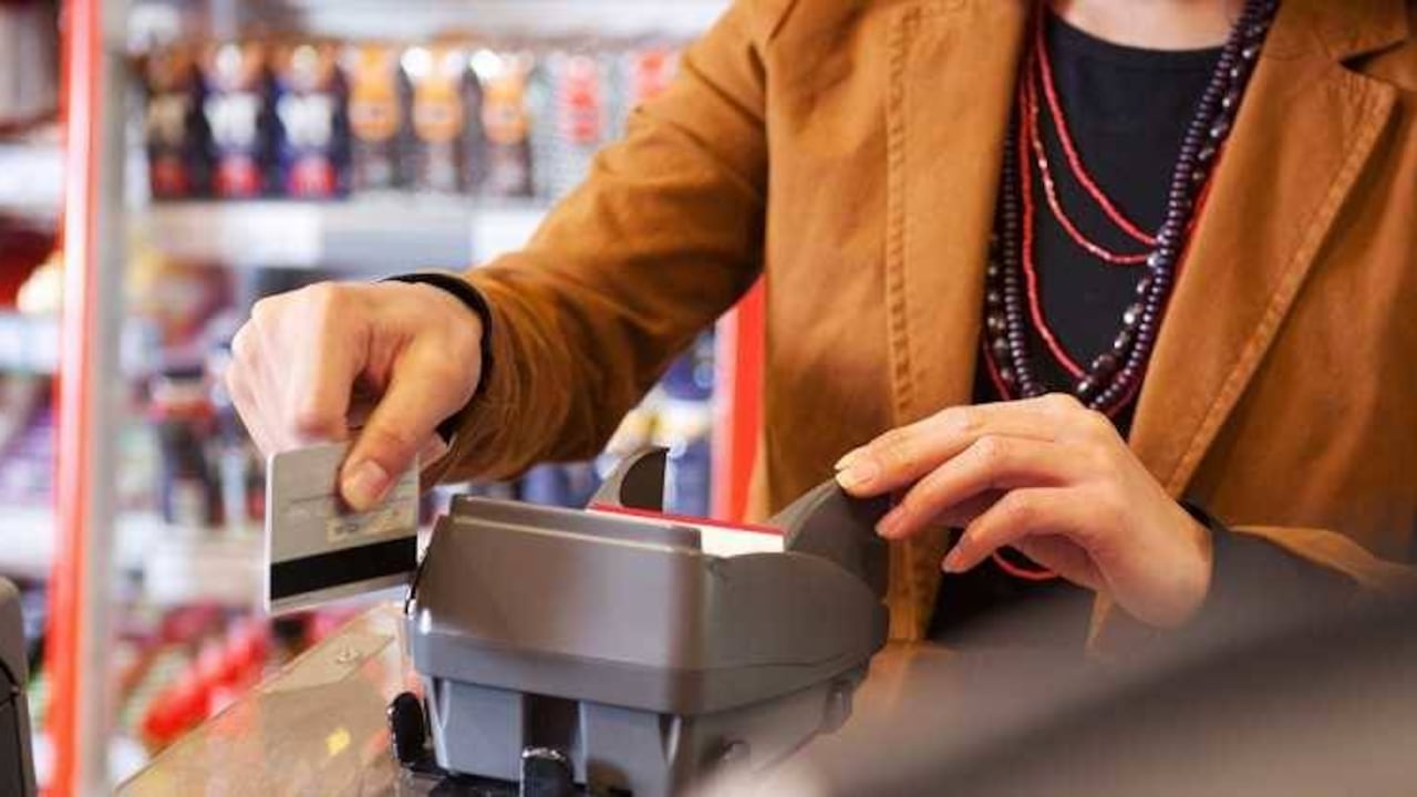 La confianza de los consumidores colombianos se mantuvo en terreno negativo durante todo el 2016.