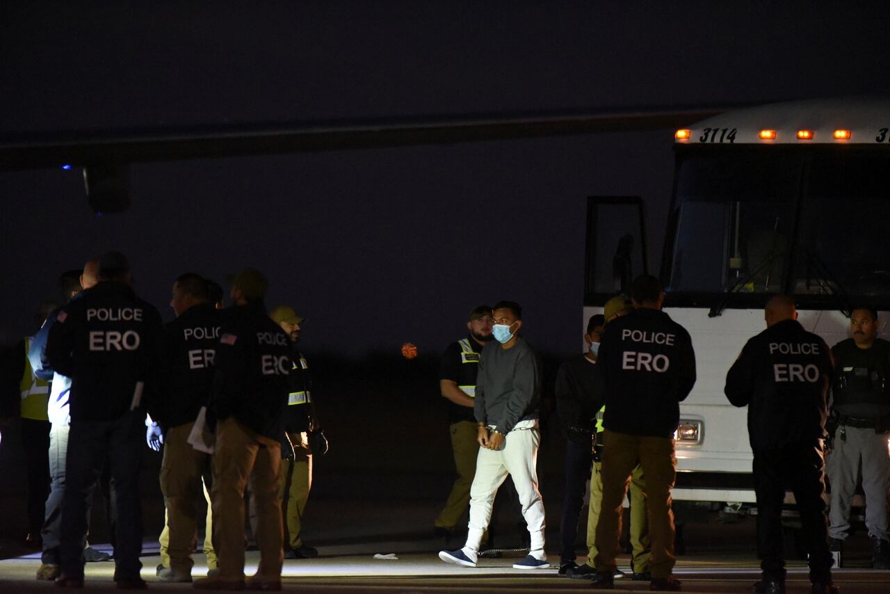 El primer vuelo se llevó a cabo un día después de que el gobierno venezolano y la oposición acordaron trabajar para establecer condiciones electorales, lo que condujo al Departamento del Tesoro de Estados Unidos a anunciar el levantamiento de algunas sanciones sobre los sectores de petróleo, gas y minas de oro de Venezuela horas después de que la aeronave aterrizara en el aeropuerto de Maiquetía.