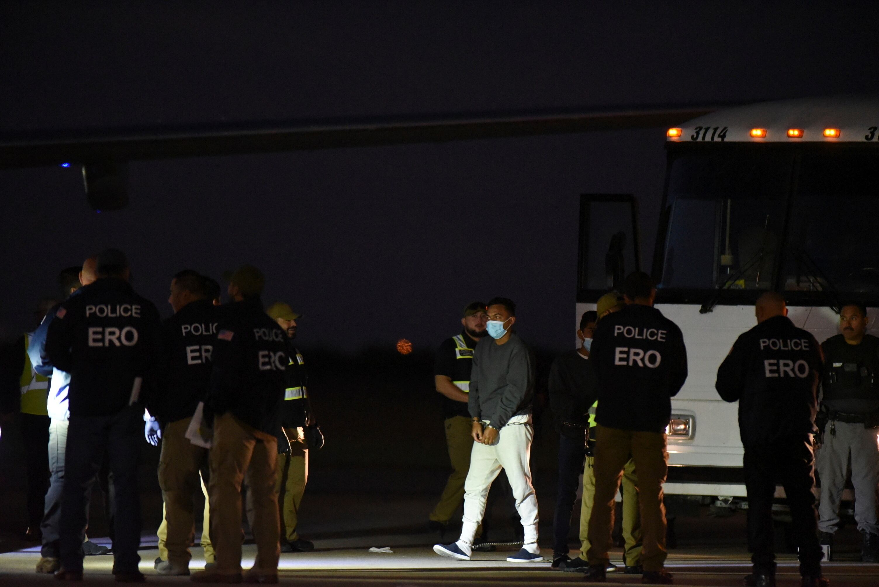 El primer vuelo se llevó a cabo un día después de que el gobierno venezolano y la oposición acordaron trabajar para establecer condiciones electorales, lo que condujo al Departamento del Tesoro de Estados Unidos a anunciar el levantamiento de algunas sanciones sobre los sectores de petróleo, gas y minas de oro de Venezuela horas después de que la aeronave aterrizara en el aeropuerto de Maiquetía.