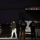 Migrantes venezolanos suben a un avión que se dirige a su país natal desde Harlingen, Texas, el miércoles 18 de octubre de 2023. (AP Foto/Valerie Gonzalez)