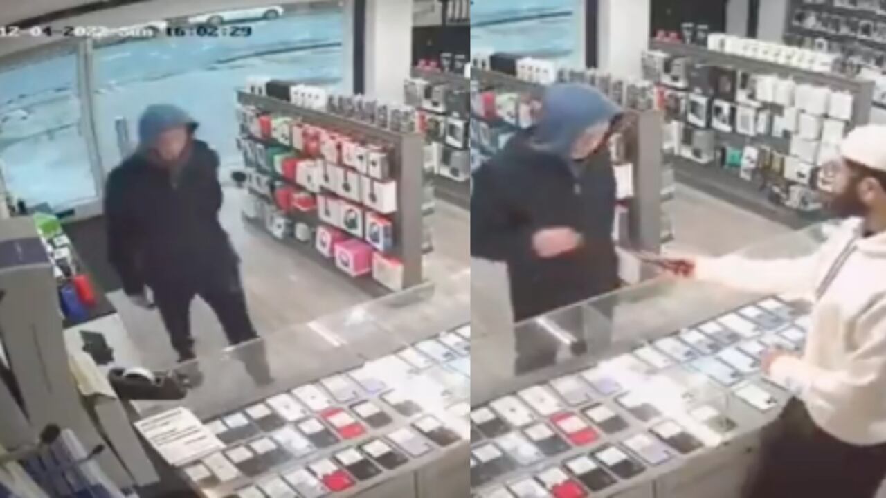 Momento exacto del ladrón en la tienda de celulares.