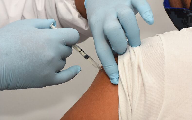 El síndrome de trombosis con trombocitopenia (TTS) provoca coágulos de sangre y un recuento bajo de plaquetas. 