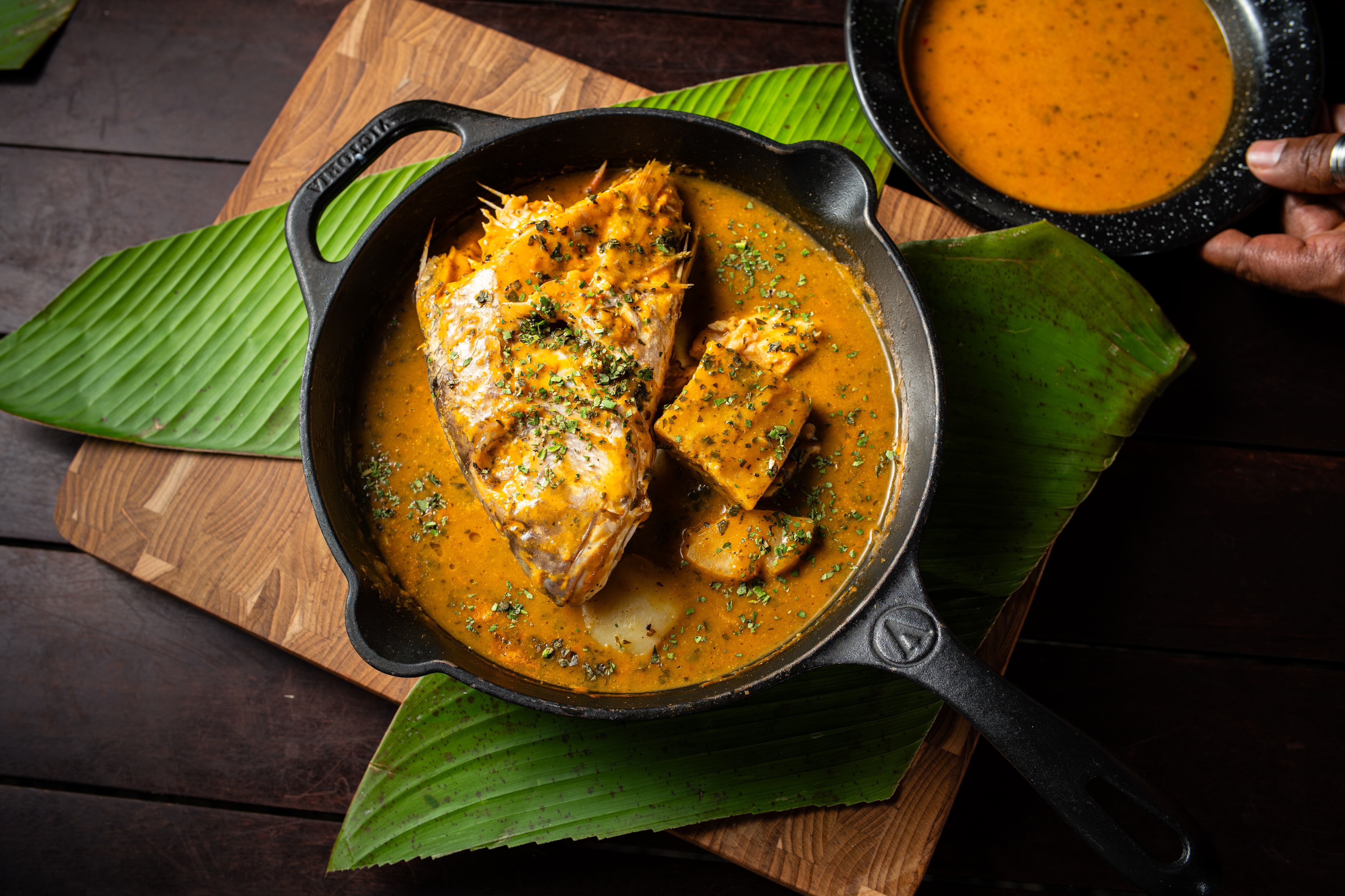 El chef afrocolombiano Rey Guerrero, fue el ganador del prestigioso Gourmand World Cookbook Award 2025 en la categoría de mejor libro de literatura y cultura gastronómica afroamericana del mundo con su obra “Sabores de Resistencia, la cocina de Rey Guerrero”.