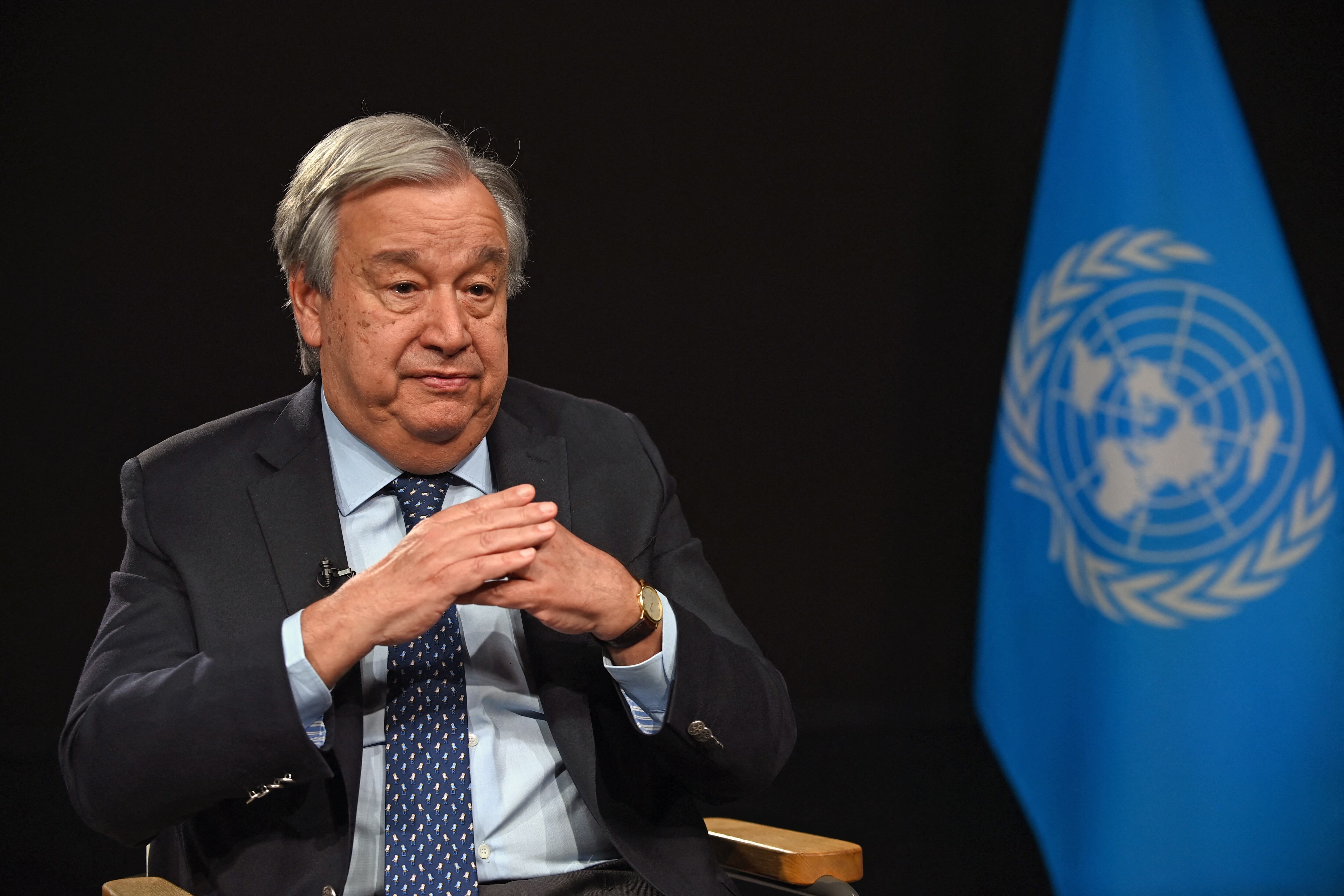 "Obviamente, estoy firmemente a favor de un lenguaje que incluya (una) eliminación gradual, incluso con un marco de tiempo razonable", dijo Guterres en una entrevista antes de volar a los Emiratos Árabes Unidos, la nación rica en petróleo que alberga la reunión de dos semanas de la ONU sobre el clima. Cumbre que comienza el 30 de noviembre. (Foto de Andrea RENAULT / AFP)