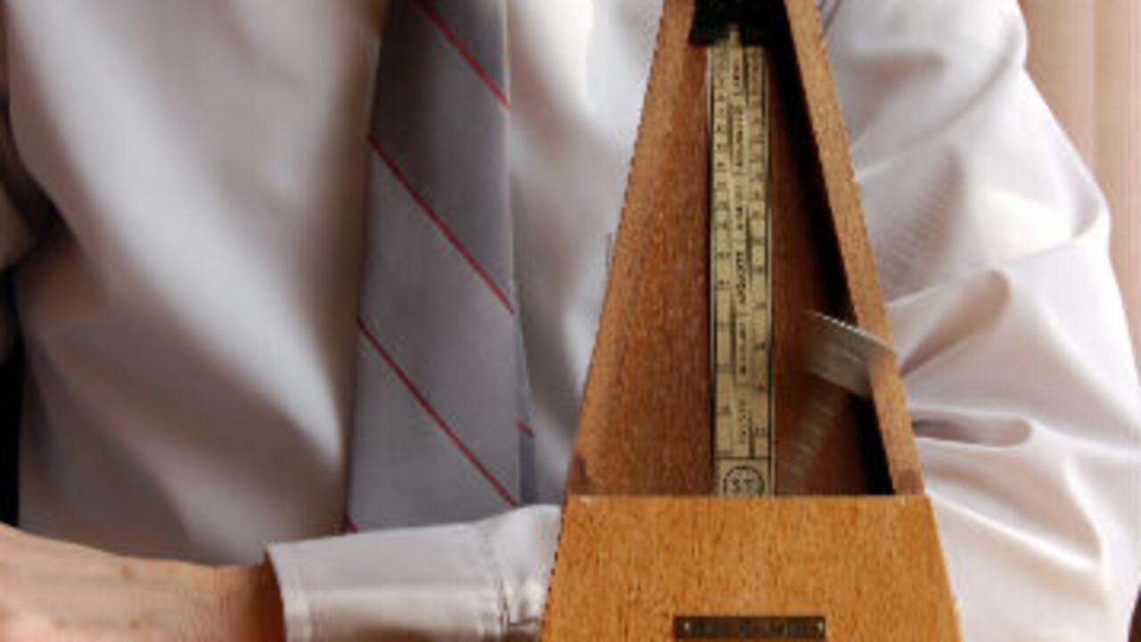 La escacez económica no es lo mismo que ser pobre, lo primero es falta esporádica de dinero y lo segundo, de dinero y oportunidades.