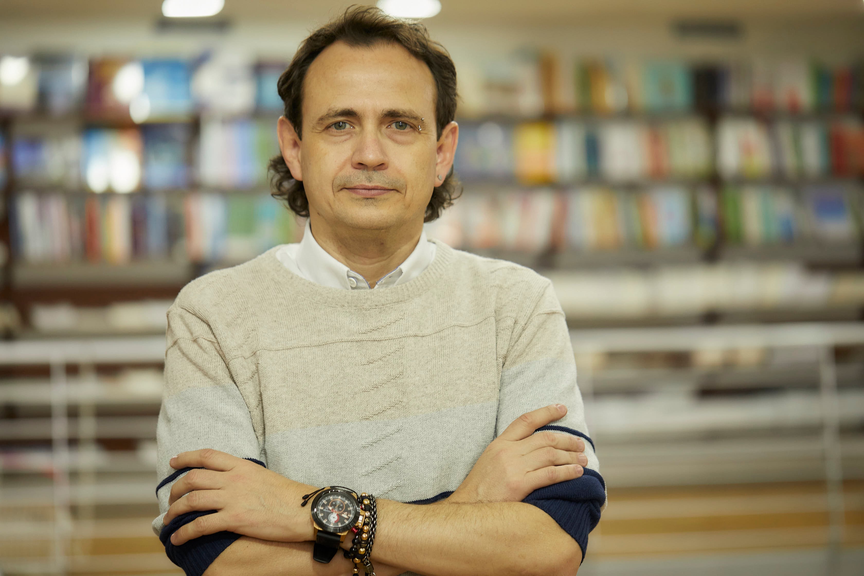 Alexander Cossio (Medellín, 1974), profesional del Arte en Literatura, es magíster en Creación Literaria por la UPF (Barcelona) y en Estudios Políticos de la UPB.