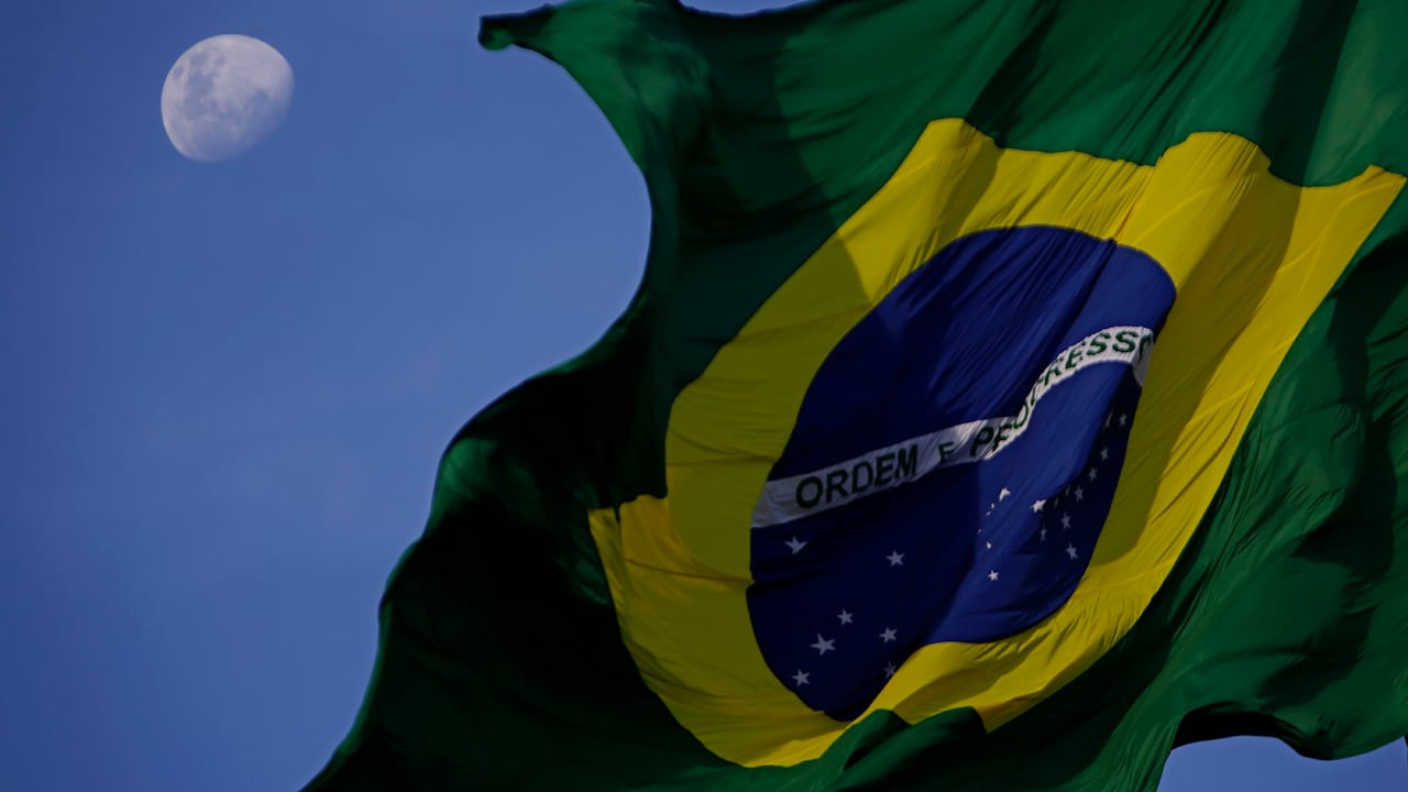 La bandera brasileña ondeando.