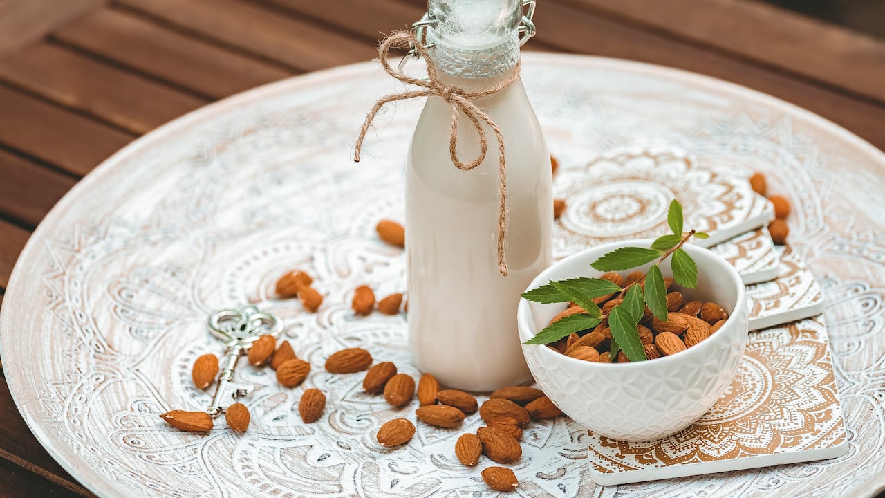 La leche de almendras es rica en varias vitaminas y minerales.