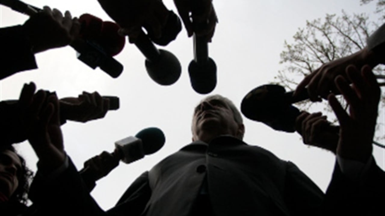 El primer ministro de Portugal, José Sócrates, admitió que le había pedido ayuda financiera a la UE tras resistirse a hacerlo durante meses.