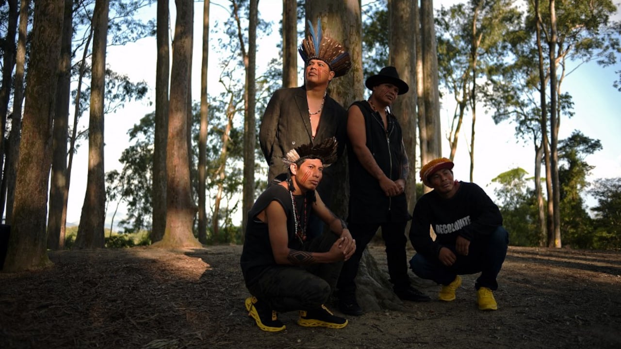 El grupo de rap indígena Bro MC's posa para las fotos durante una sesión de fotos promocional en Río de Janeiro el 15 de mayo de 2021. - Mezclando tocados de plumas y pintura facial con pantalones vaqueros y patadas de moda, los raperos Bro MC's mezclan su cultura tradicional con el estilo hip-hop para llamar la atención sobre la dura realidad de la vida de los indígenas brasileños. Foto de Carl De Souza