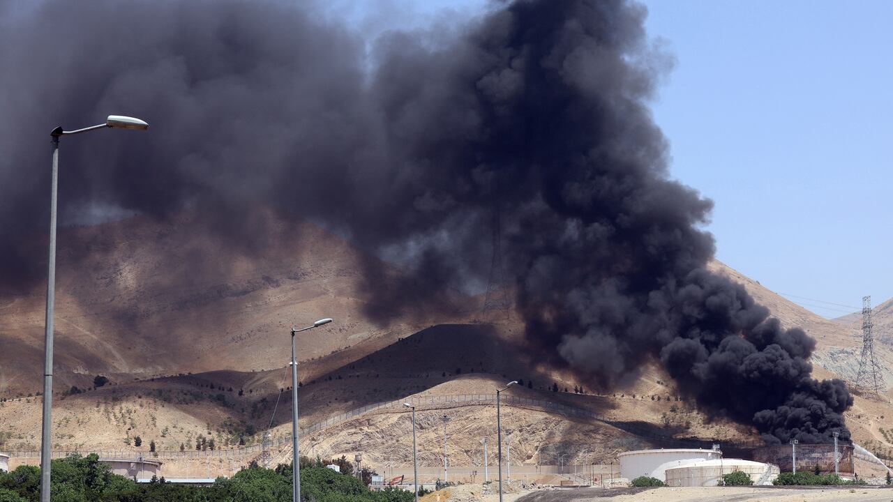 Se alzan columnas de humo por segundo día consecutivo desde el depósito de petróleo de Shahran, al noroeste de Teherán