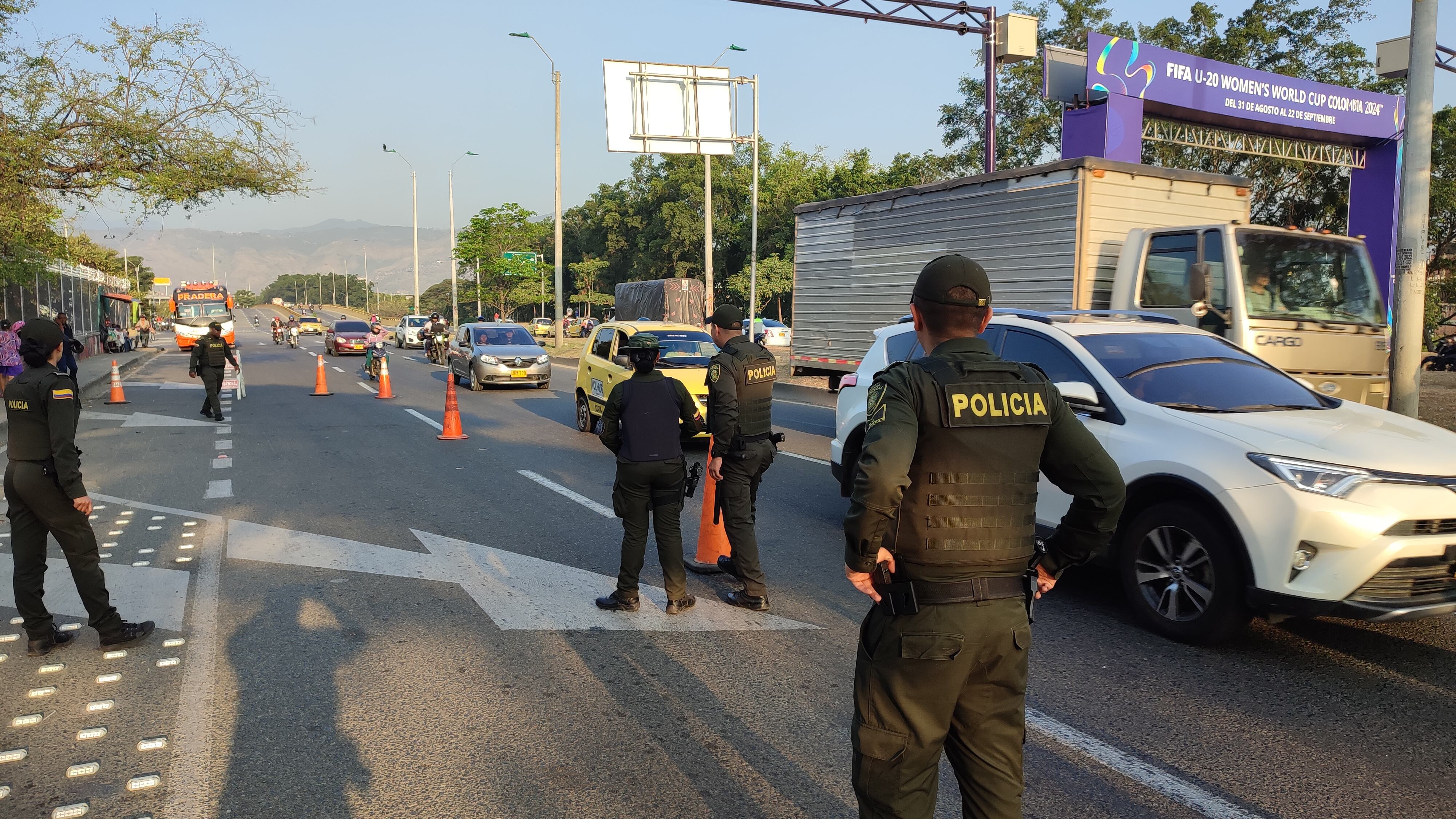 Puesto de control policía de tránsito en Paso del comercio por paro de camioneros