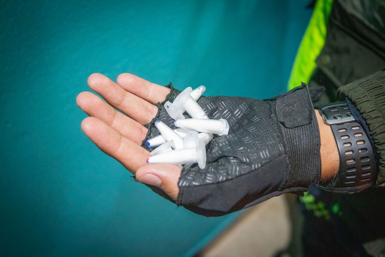 Descubren bodega clandestina con licor adulterado en Bogotá; estaba escondido en la lavandería de una casa de encuentros sexuales