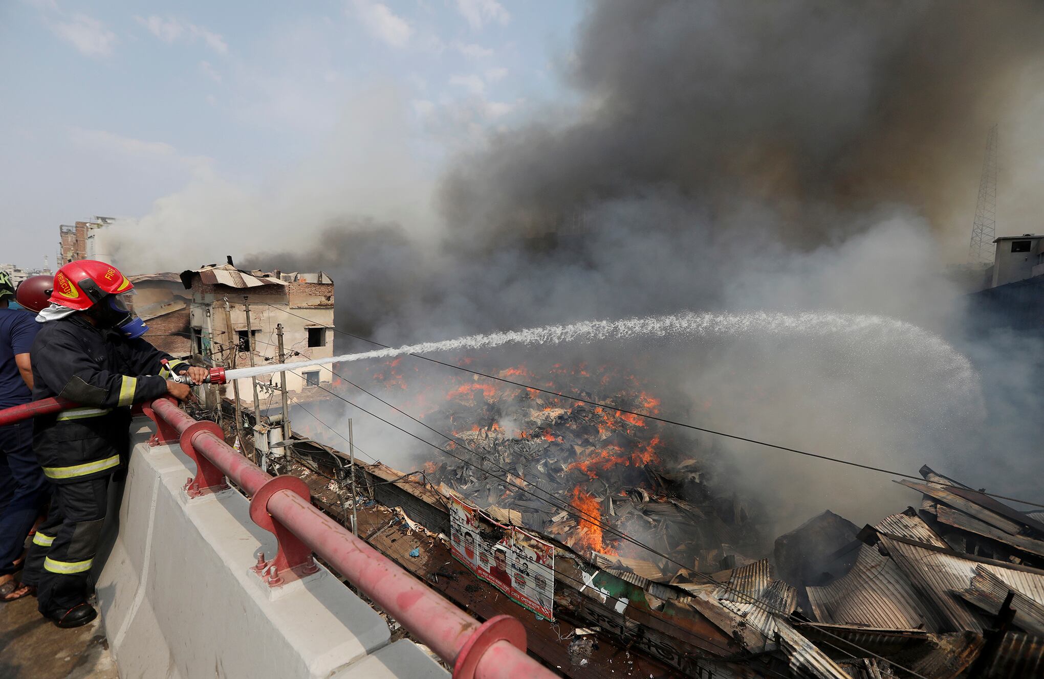 En imágenes : Incendio en el mercado de Bangladesh