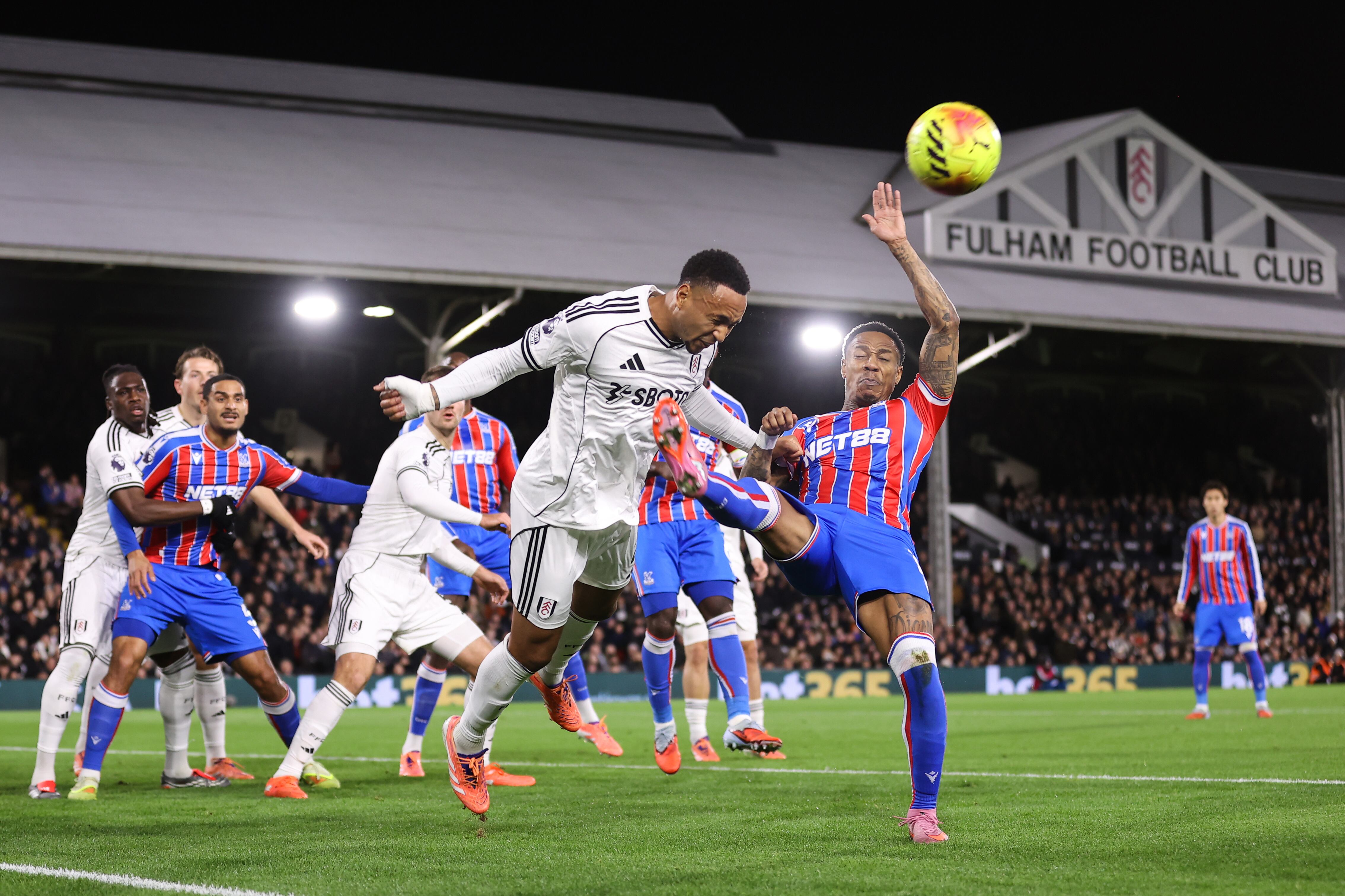 Crystal Palace vs. Fulham no tuvo a Daniel Muñoz en cancha por lesión.