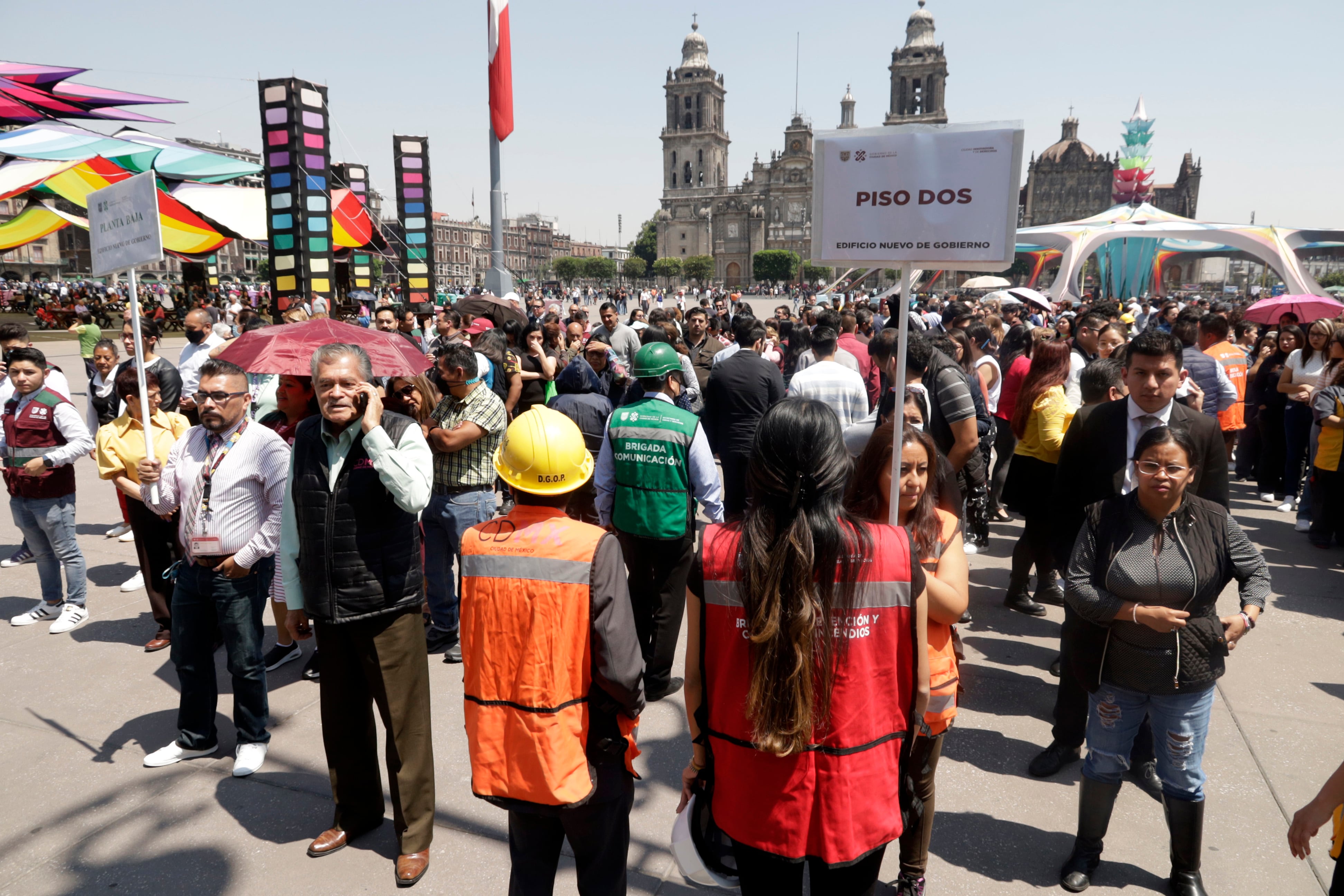 Ciudadanos y trabajadores participan en el Primer Simulacro Nacional con la activación de la alerta sísmica en el Zócalo de la Ciudad de México.