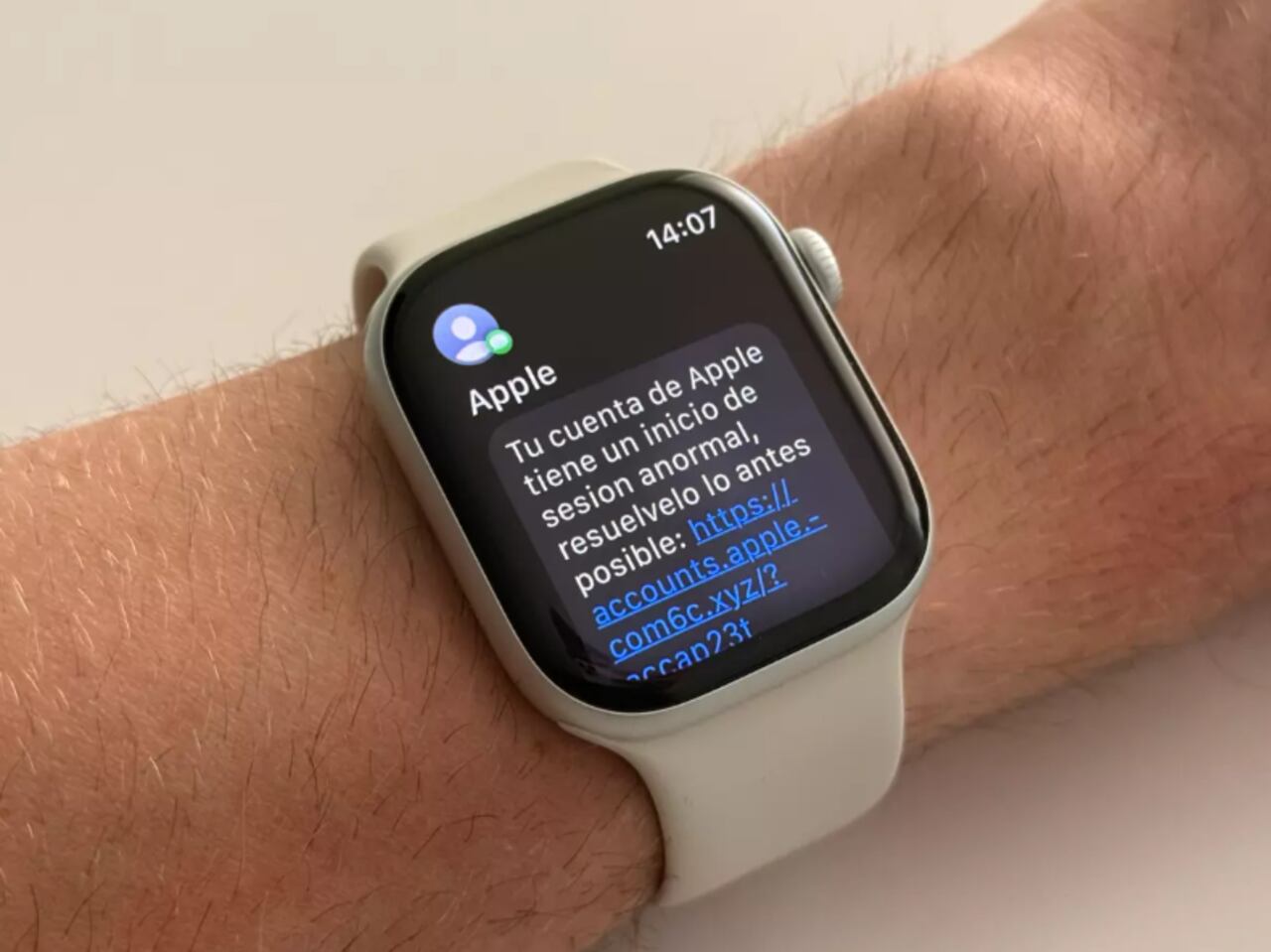 La estafa se ejecuta horas después de activar un iPhone y simula una alerta legítima de Apple.