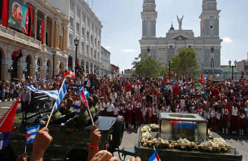 Adiós a Fidel Castro. Los cubanos cantan “Yo soy Fidel” mientras la caravana que lleva las  cenizas del fallecido líder cubano desde La Habana, Cuba, hasta la ciudad de Santiago, sale del parque Céspedes. El 3 de diciembre, después de nueve días de duelo nacional y de un recorrido de sus restos por la carretera Central –la misma que en enero de 1959 llevó a Castro y su ejército de ‘barbudos’ de Santiago a La Habana para poner fin a la dictadura batistiana–, sus restos llegaron a la ciudad donde reposarán para siempre.