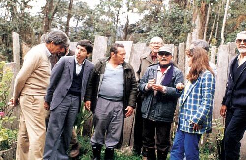 Son varios los acercamientos de paz que la sociedad ha buscado con las Farc. De izquierda a derecha, entre otros, César Gaviria, Manuel Marulanda, Alfonso López, Jacobo Arenas y Noemí Sanín, durante los diálogos de La Uribe en 1984. 