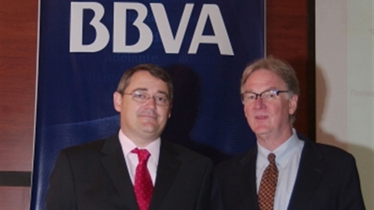 El analista empresarial y director del Centro de Investigación en Efectividad Organizacional de la Universidad de Michigan, Dan Denison (Der.) acompaña al presidente de BBVA Colombia, Óscar Cabrera Izquierdo durante la conferencia dictada por Denison en el Club El Nogal, como parte de la estrategia de BBVA de apoyo a la cultura empresarial y a las buenas prácticas en los negocios. Al acto fue invitado un selecto grupo de clientes de la entidad financiera y de reconocidos empresarios del ámbito nacional.