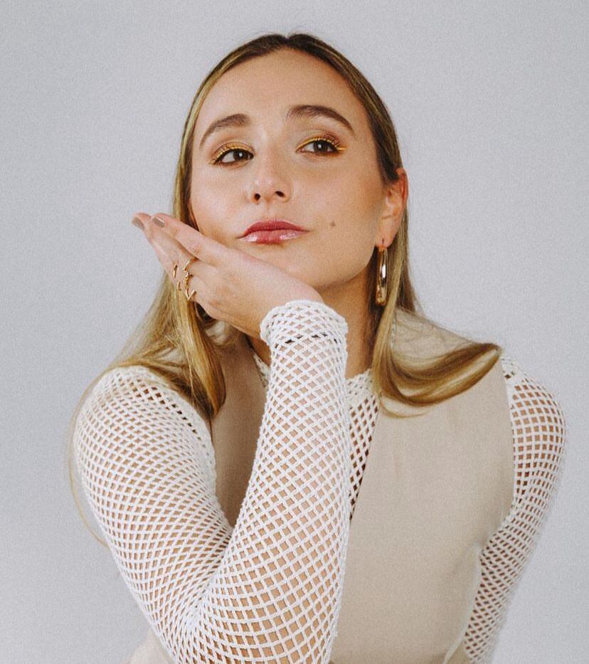 La joven que apenas inicia su carrera musical, tiene 23 años.