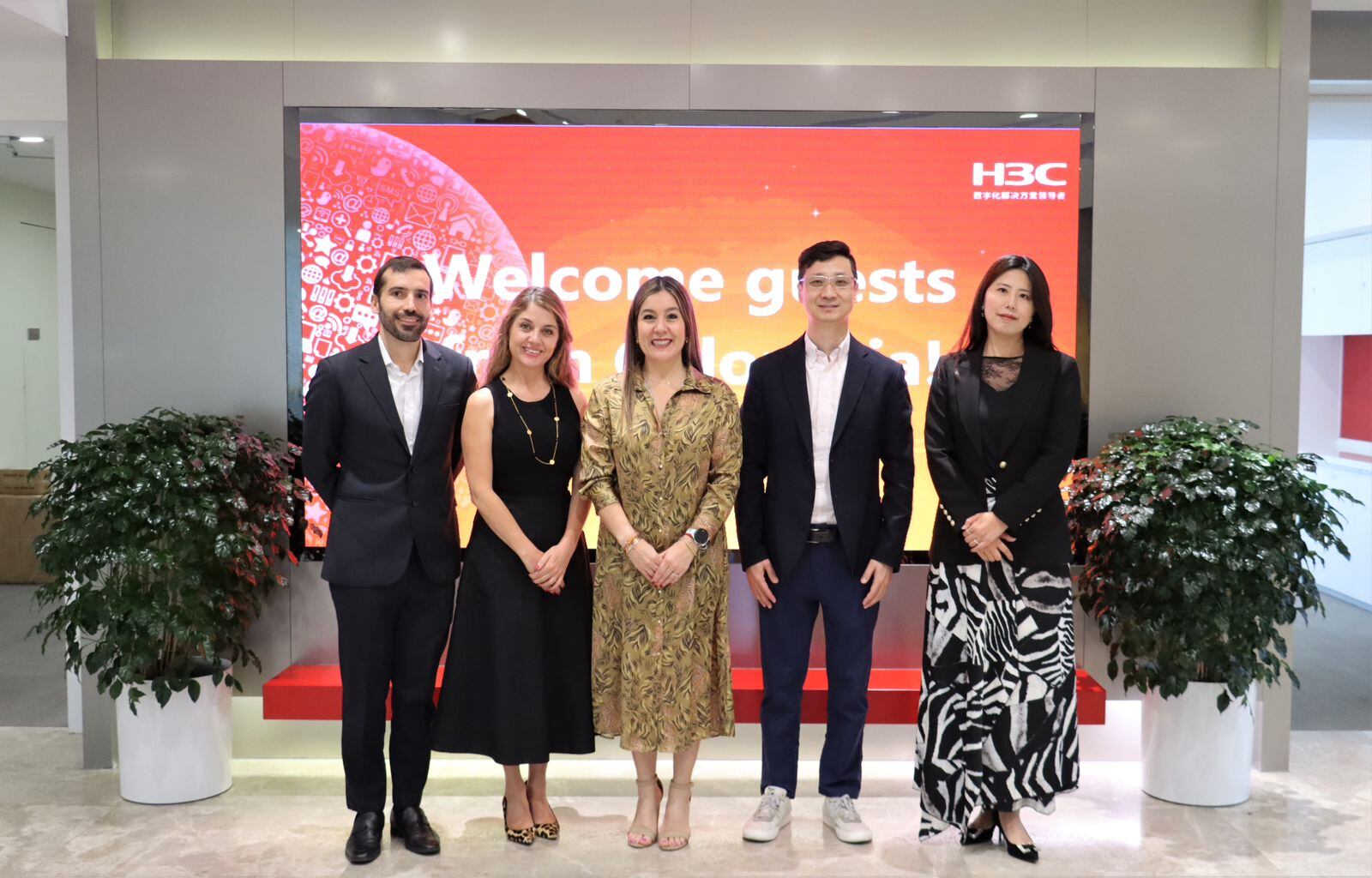 Isabella Muñoz, directora Ejecutiva Invest in Bogotá, en compañía de líderes empresariales en China.