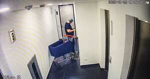 DOMINGO 22 DE ENERO, 9:50 A. M. John Poulos llega al apartamento con un carrito de mercado que obtiene en alguno de los pisos del edificio. Ingresa al apartamento y cierra la puerta.