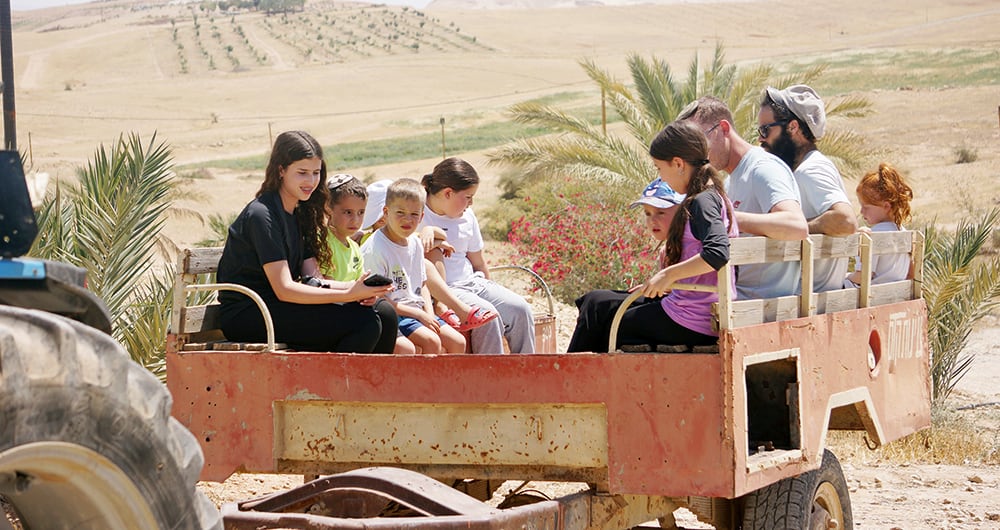 "“Con el tractor, Omer aró decenas de hectáreas, construyó carreteras e inspiró a otras familias a seguir nuestro camino"