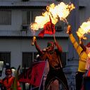 Los manifestantes usan aerosoles para avivar las llamas de sus antorchas mientras marchan hacia la Asamblea Nacional en la Ciudad de Panamá, el martes 12 de julio de 2022. Foto AP/Arnulfo Franco