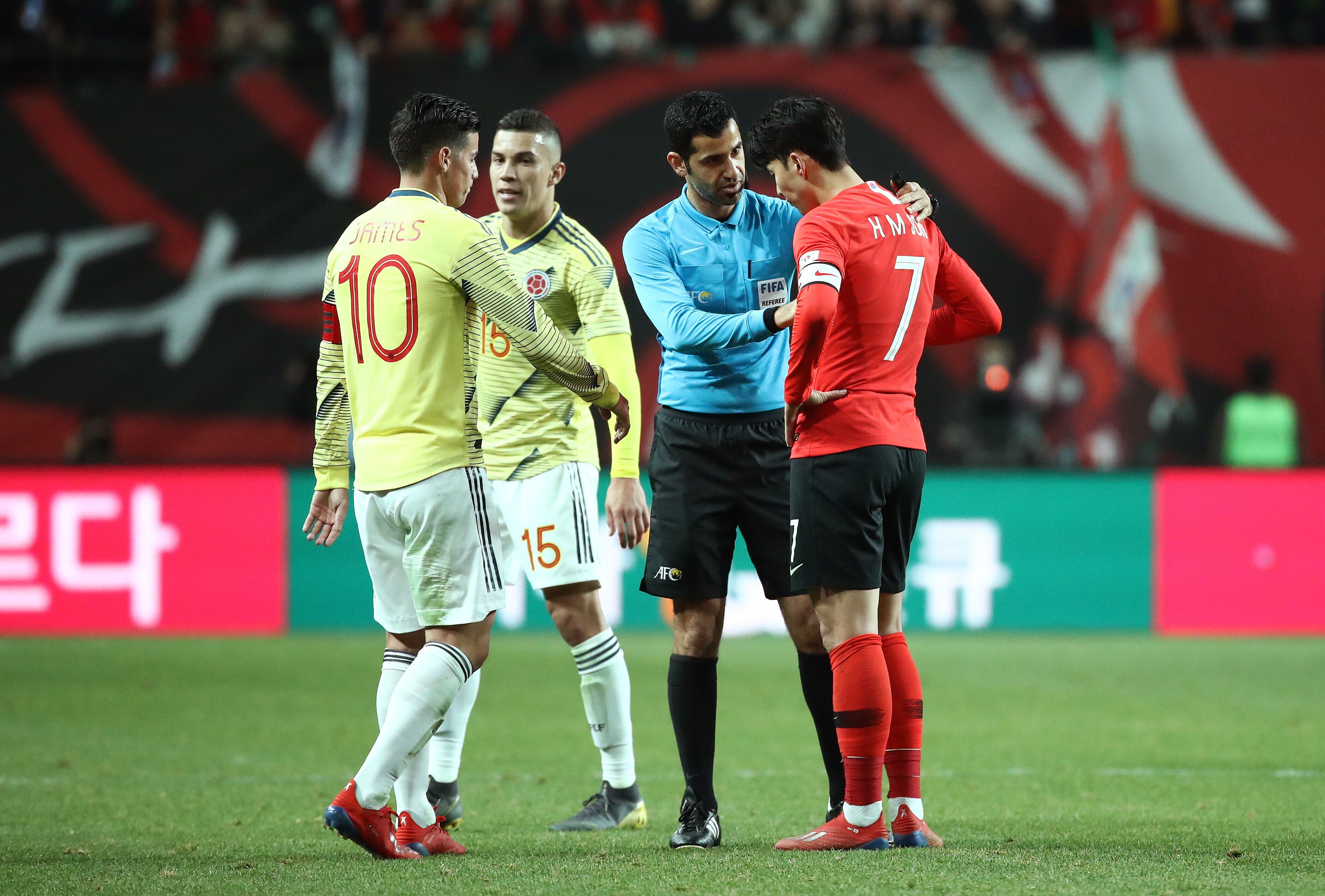 SEOUL, SOUTH KOREA - MARCH 26: referee Abdulrahman Al Jassim talks with James Rodriguez of Colombia and Son Heung-min of South Korea during the  International Friendly match between South Korea v Colombia at Seoul World Cup Stadium on March 26, 2019 in Seoul, South Korea. (Photo by Chung Sung-Jun/Getty Images)